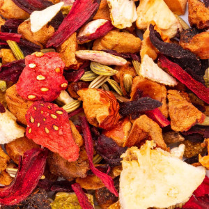 Mischung aus getrockneten Früchten, Erdbeere, Apfel, Fenchel und Hibiskus für Kräutertee für Kinder