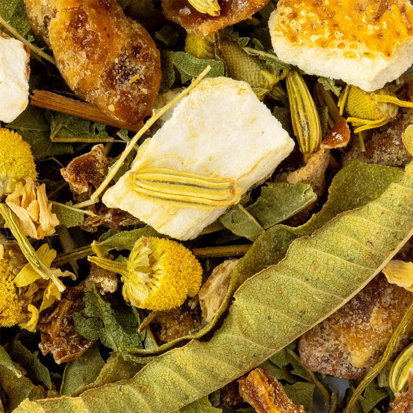 mengsel van kamille verveine kruidenthee bladeren bloemen en stukjes schors