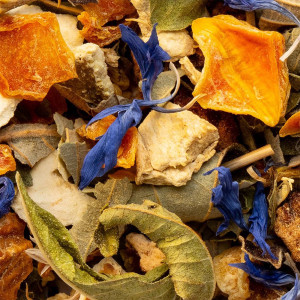 Kräutertee-Mischung aus den Alpen mit blauen Blüten, Rindenstücken und getrockneten Blättern