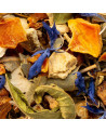 Kräutertee-Mischung aus den Alpen mit blauen Blüten, Rindenstücken und getrockneten Blättern
