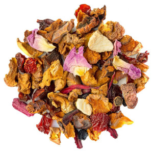 Kräutertee-Mischung aus Hibiskus, Fruchtstücken und getrockneten Blütenblättern