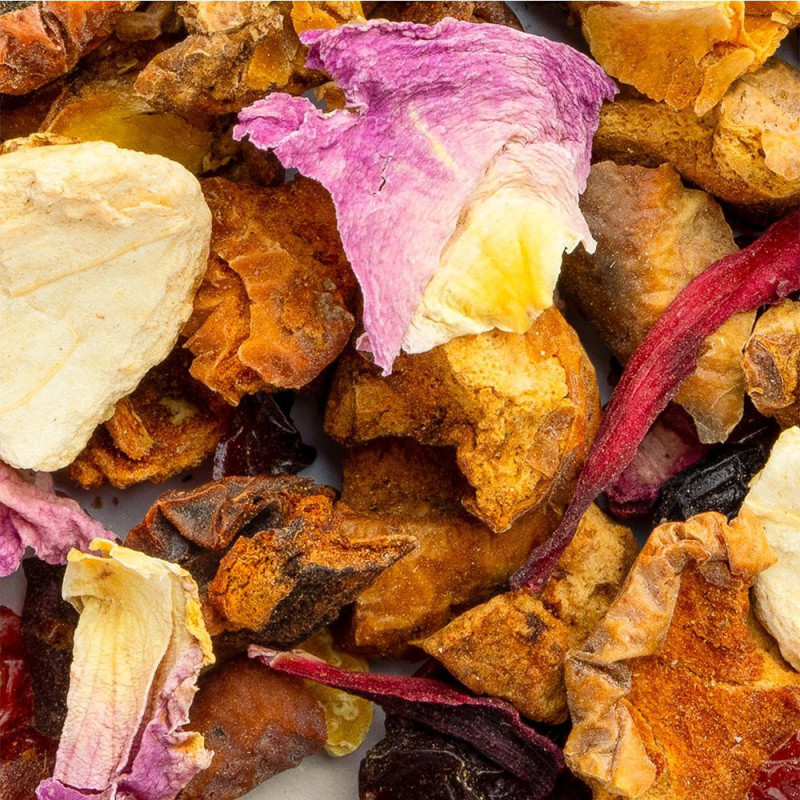 Mischung aus getrockneten Blüten, Rose, Hibiskus und Früchten für den Kräutertee von Thés & Traditions