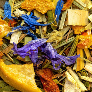 Mischung aus getrockneten Pflanzen, blauvioletten Blüten, Rinden und Kräutern für Kräutertee Garten der Venus