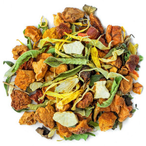 avondinfusiemengsel met stukjes fruit bloemen en gedroogde bladeren voor kalmerende kruidenthee