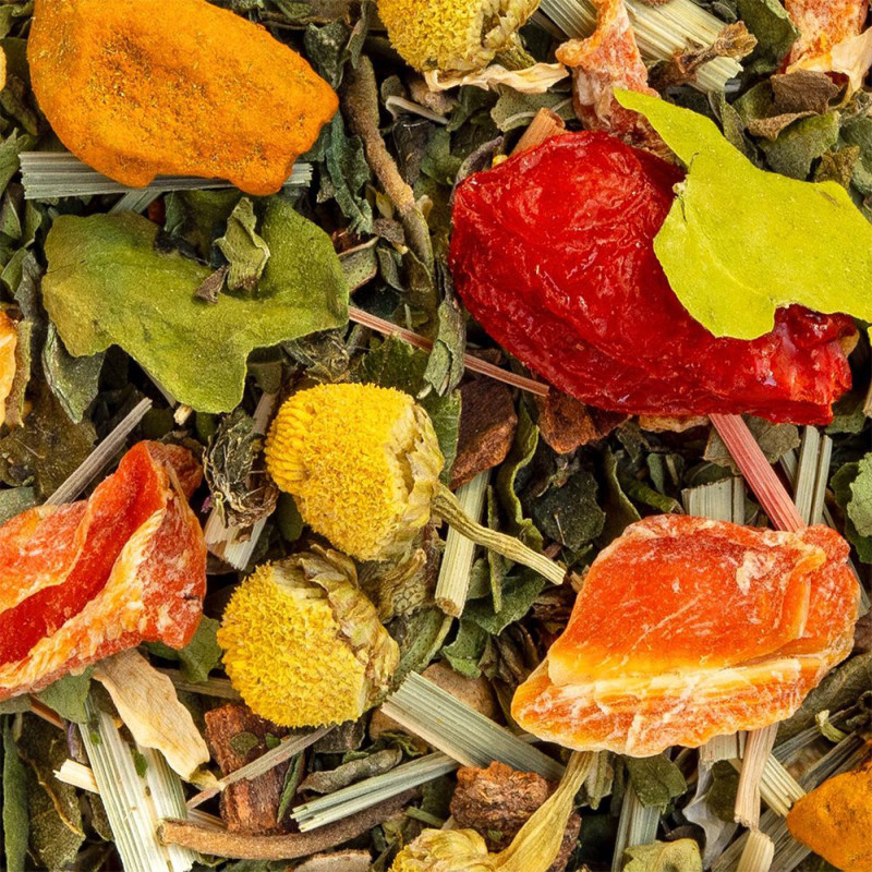 Kräuterteemischung Detox mit Minze, getrockneten Kamillenblüten, Stücken roter Früchte und Orange