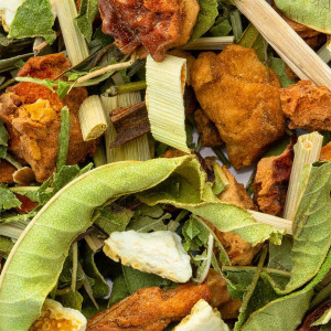 mélange de feuilles et morceaux d agrumes pour tisane brume d oranger Thés et Traditions