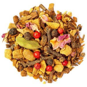 Mischung aus Kräutertee Chakra Chai mit Gewürznelken, Kardamombeeren und Rosenblütenblättern