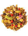 Mischung aus Kräutertee Chakra Chai mit Gewürznelken, Kardamombeeren und Rosenblütenblättern