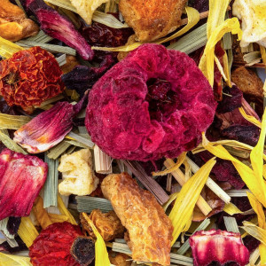 getrocknete Früchte und farbige Blütenblätter des Kräutertees Himbeere Eis von Thés & Traditions