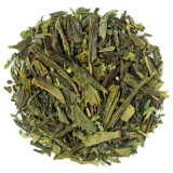 Groene thee hele bladeren en stukjes groene munt voor frisse en aromatische infusie