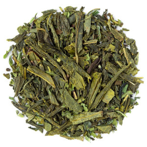 Grüner Tee mit ganzen Blättern und Stücken grüner Minze für eine frische und aromatische Aufguss