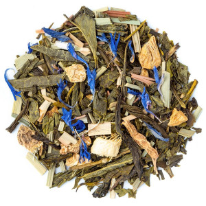 Mischung aus Grüntee mit Ginseng-, Ingwerstücken und blauen Blütenblättern