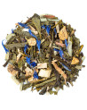 Mélange de thé vert avec morceaux de ginseng gingembre et pétales de fleurs bleues