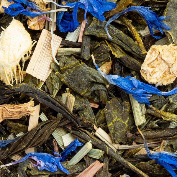 miscela di foglie di tè verde petali blu pezzi di zenzero e radice di ginseng