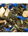 Mischung aus grünen Teeblättern, blauen Blütenblättern, Ingwerstücken und Ginsengwurzel