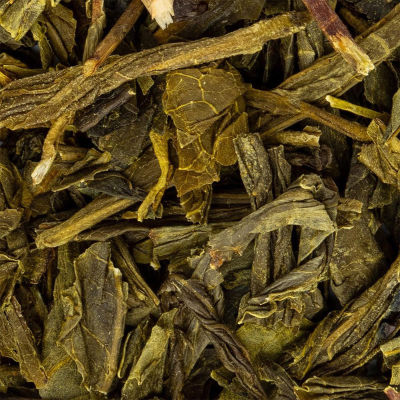 grüner Bancha-Tee mit ganzen und gebrochenen Blättern in grünen und braunen Tönen