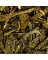 grüner Bancha-Tee mit ganzen und gebrochenen Blättern in grünen und braunen Tönen