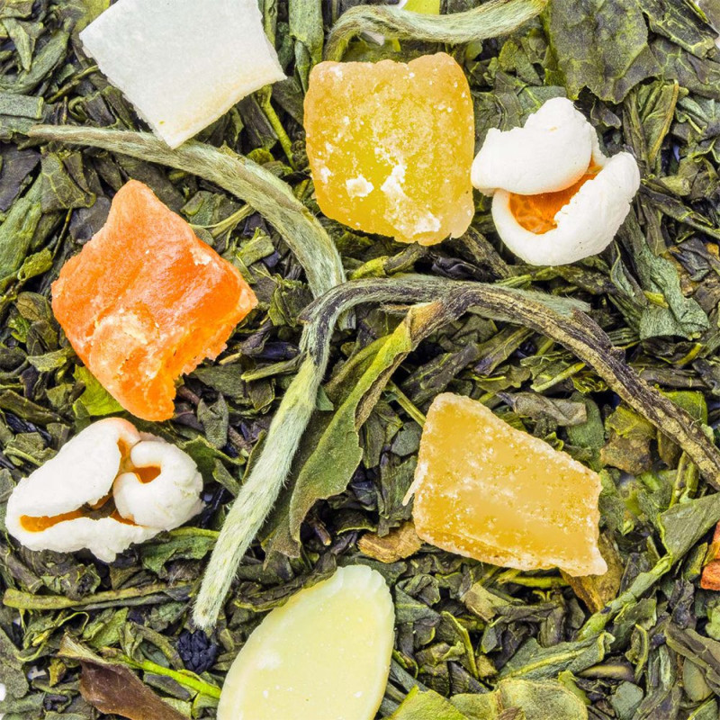 Tè verde Nuage d'Amandes con pezzi di mandorla e frutta secca su foglie di tè verde