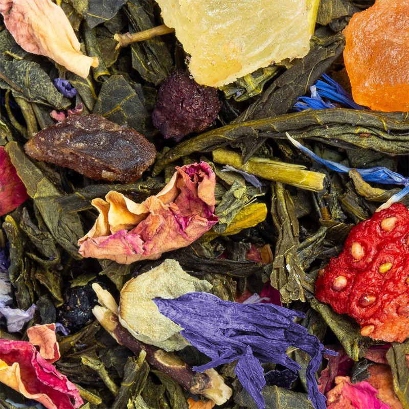 mélange de thé vert avec morceaux de fruits séchés pétales de fleurs et feuilles vertes