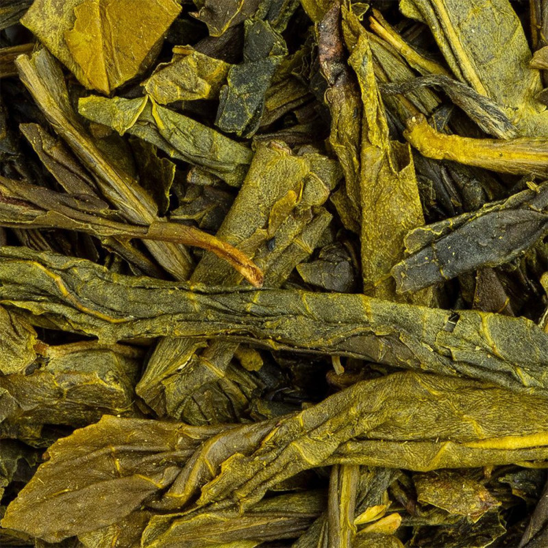 Getrocknete Blätter des grünen Tees Earl Grey Sencha mit grünen und braunen Nuancen