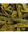 Gedroogde bladeren van groene thee Earl Grey Sencha in groene en bruine tinten
