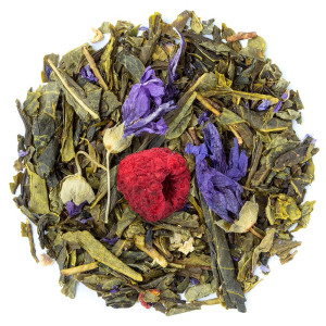 Mischung aus grünem Tee mit violetten Blütenblättern, weißen Knospen und getrockneten Himbeeren