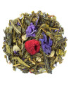 Mischung aus grünem Tee mit violetten Blütenblättern, weißen Knospen und getrockneten Himbeeren