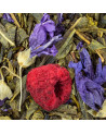 Grüntee Jardin de Paris mit grünen Blättern, violetten Blüten und getrockneter Himbeere