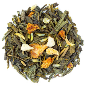 Mengsel van groene thee met stukjes citrusvruchten en bloemen voor een frisse en geparfumeerde zomerinfusie