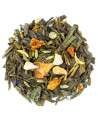 Grüntee-Mischung mit Zitrusstücken und Blüten für eine frische und aromatische Sommerinfusion