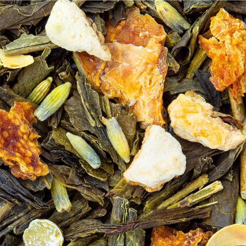 miscela di tè verde con pezzi di agrumi e fiori secchi per infusione estiva