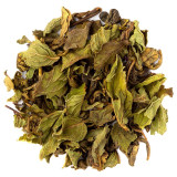 gedroogde bladeren van groene thee met pepermunt voor natuurlijke infusie