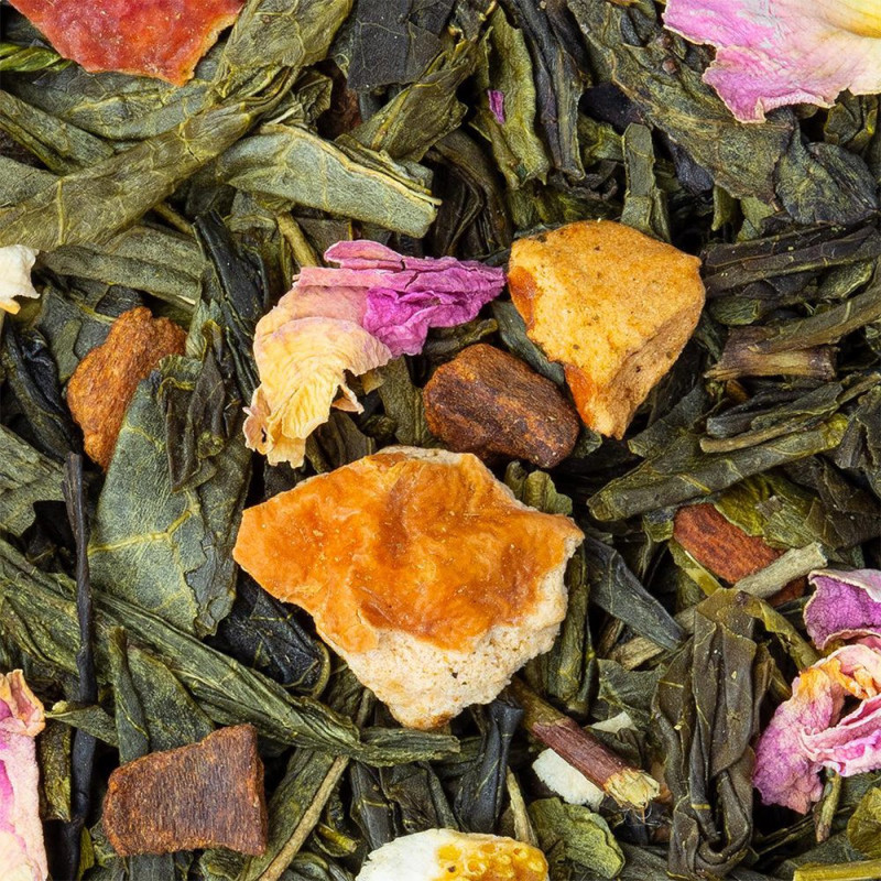 mélange de thé vert avec morceaux de vanille cannelle écorces et pétales de fleurs