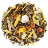 Mengsel van groene thee mango met stukjes fruit en gele bloembladen voor ijsthee-infusie