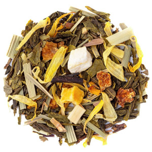 Mengsel van groene thee mango met stukjes fruit en gele bloembladen voor ijsthee-infusie