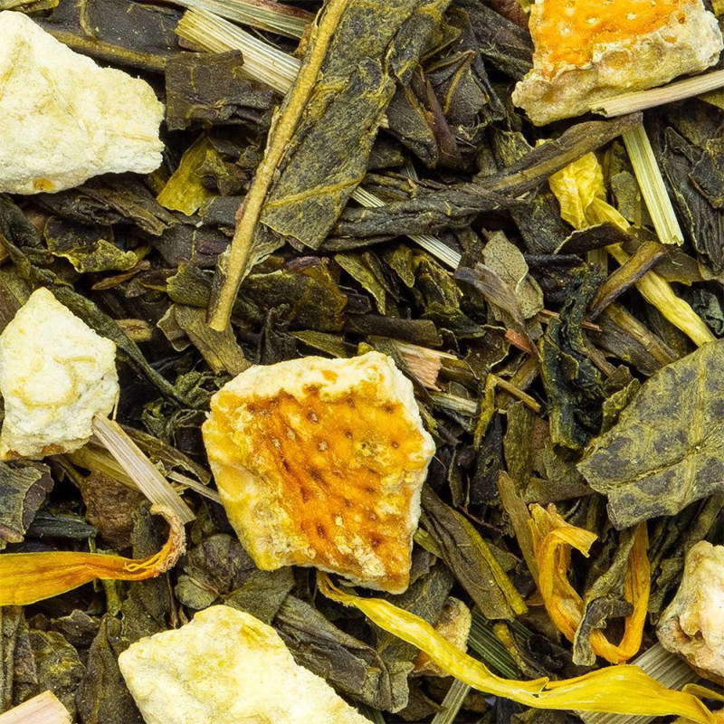 tè verde mojito foglie di tè pezzi di agrumi e petali gialli