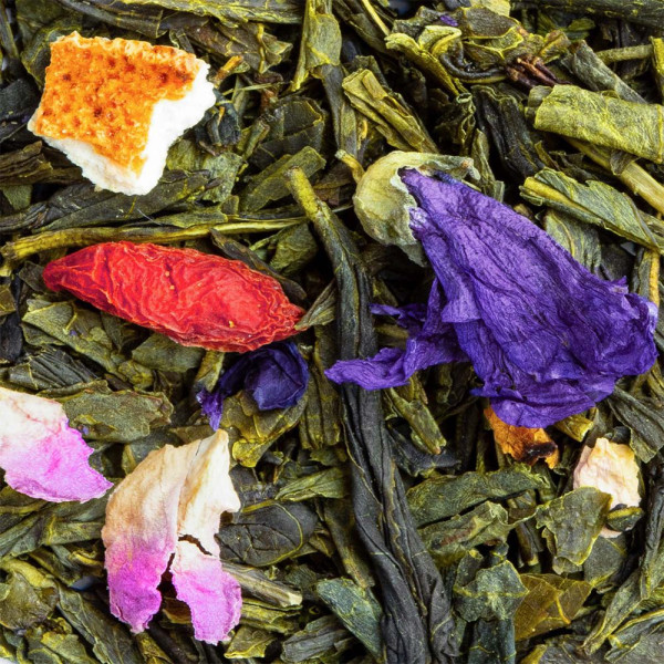 Thé vert Tiaoxu avec feuilles de thé pétales de fleurs et baies rouges