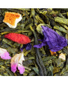 Grüntee Tiaoxu mit Teeblättern, Blütenblättern und roten Beeren