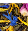 Grüner Tee aus Suzhou mit blauen, gelben und rosafarbenen Blütenblättern und gerollten grünen Teeblättern
