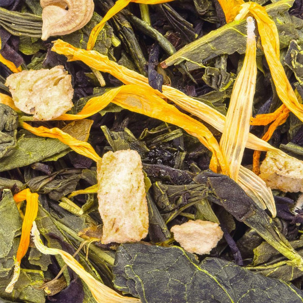 groene theemengsel met bladeren bloembladen en stukjes perzik voor karamelsmaak infusie