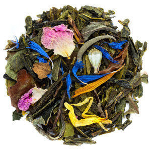 Mischung aus grünem Tee mit getrockneten Blütenblättern in Blau, Gelb und Rosa für aromatische Aufgüsse
