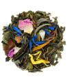 Mischung aus grünem Tee mit getrockneten Blütenblättern in Blau, Gelb und Rosa für aromatische Aufgüsse
