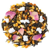 groene theemengsel met gepoft rijstkorrels bloembladen en suikerstukjes in vlindervorm