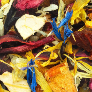 Mischung aus getrockneten Blüten und Fruchtstücken für den Kräutertee Traum der Karibik