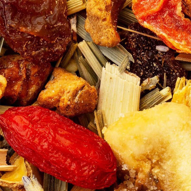 Mischung aus Trockenfrüchten und Kräutern für exotischen Kräutertee mit natürlichen Aromen und leuchtenden Farben