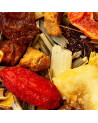 Mischung aus Trockenfrüchten und Kräutern für exotischen Kräutertee mit natürlichen Aromen und leuchtenden Farben