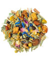 Kräuterteemischung mit Gewürzen, Blüten, Zitrusfrüchten, Blütenblättern und getrockneten Kräutern