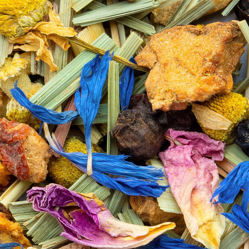 Mischung aus getrockneten Pflanzen, Gewürzen und Blüten für Kräutertee in natürlichen, vielfältigen Farbtönen
