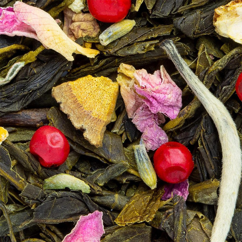 mengsel van groene theeblaadjes bloembladen rode bessen en stukjes citrusvruchten voor Sichuan-infusie