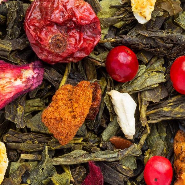 miscela di tè verde foglie secche bacche rosse pezzi di frutta e fiori